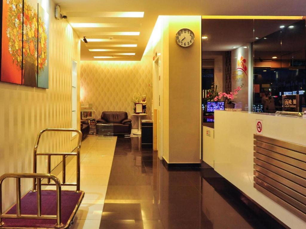 Mornington Hotel Medan Ипох Екстериор снимка