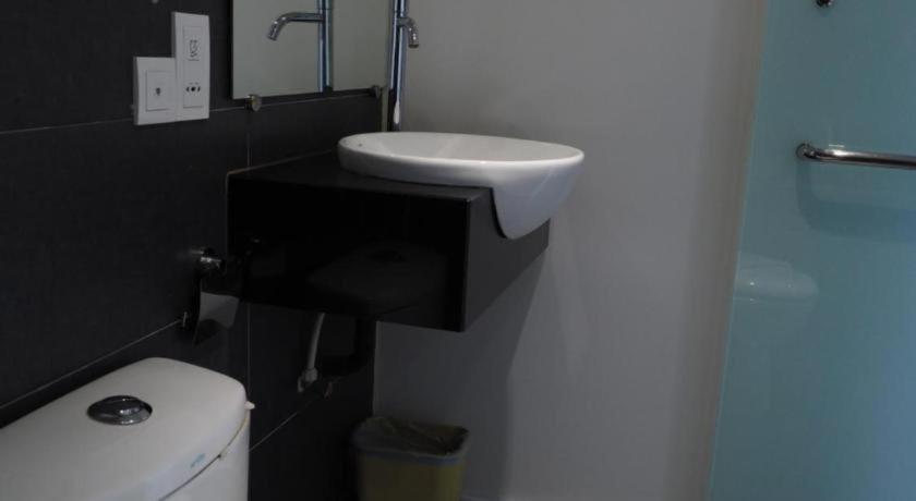 Mornington Hotel Medan Ипох Екстериор снимка